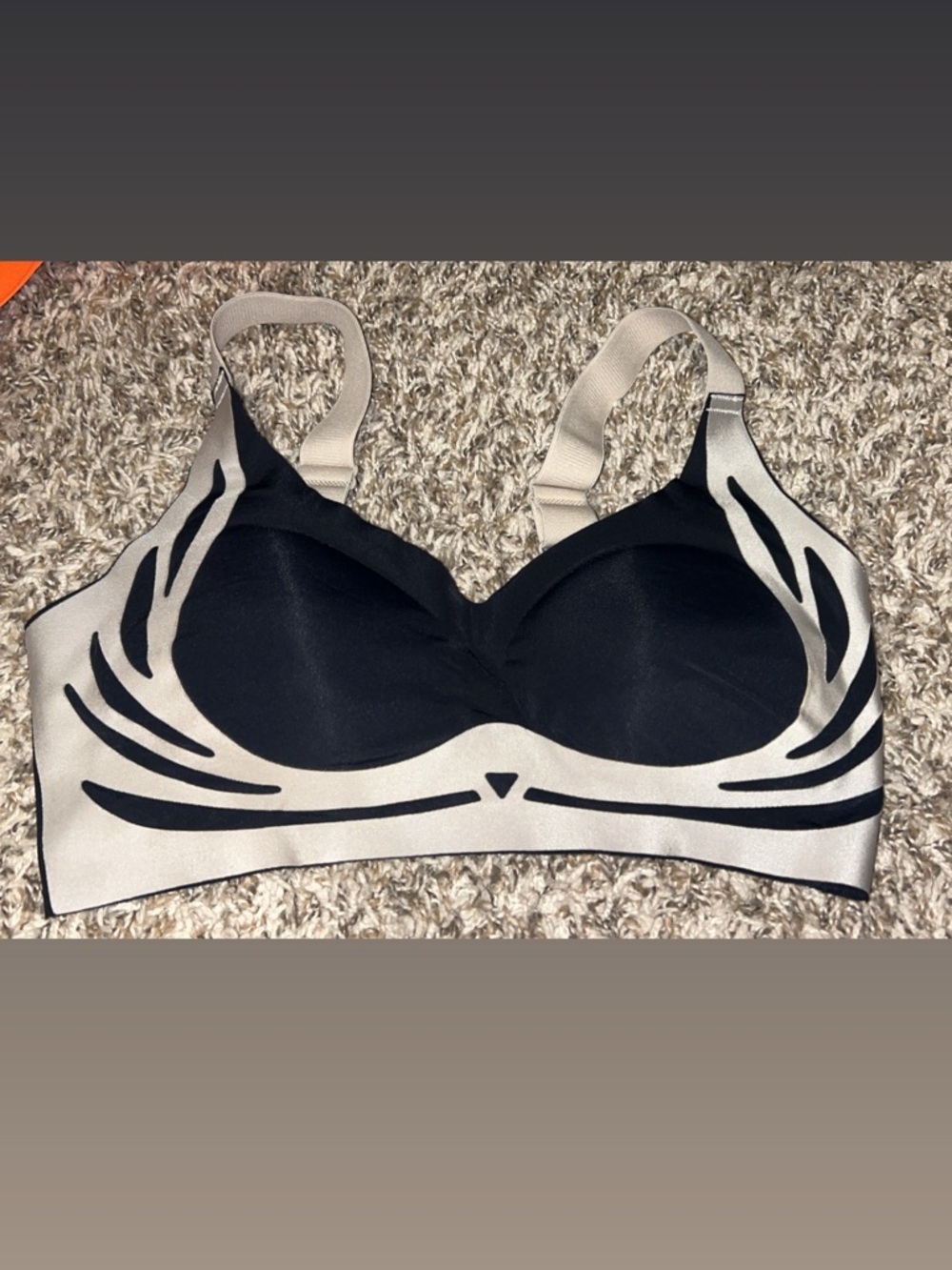 Two-Tone Wireless Sports Bra in Beige and Black
